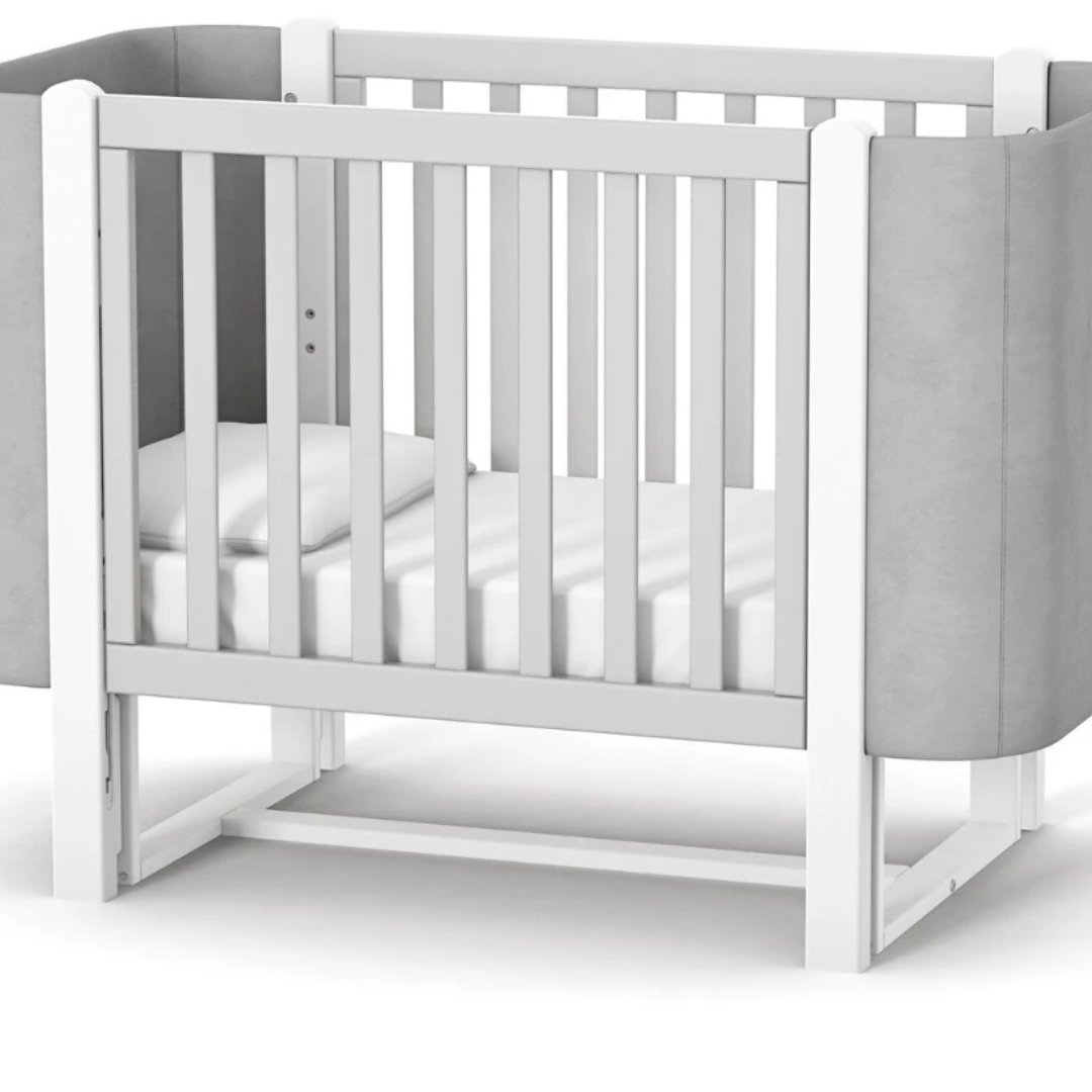 Houpací mechanismus pro kolébání Gekko Kids. Pro postýlky Zukko a Zukko Soft. Dřevěný, podélný, bez šuplíku. Bílá.